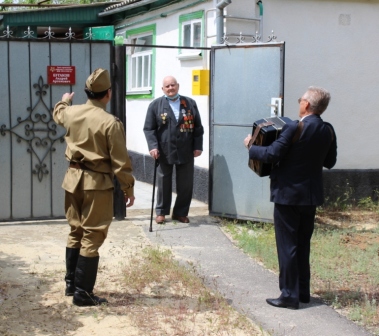 Полицейские Калмыкии присоединились к акции «Парад у дома ветерана»
