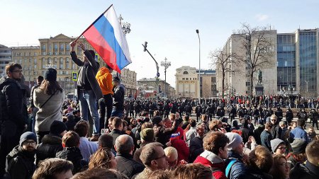 Поступать в рамках законодательства