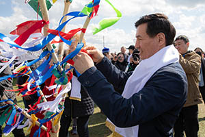 Как ты прекрасна, степь моя, в апреле!