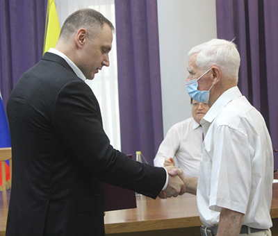 Всем строителям сегодня – поздравления, почёт...